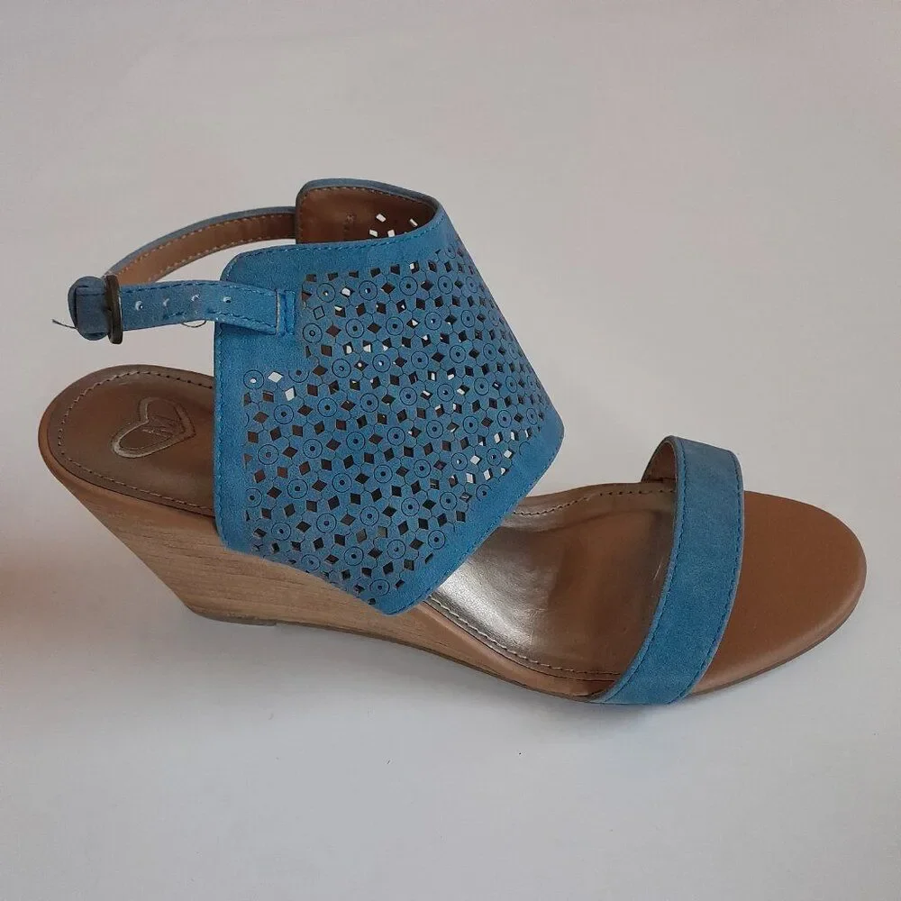Madeline Women’s shoes, Color Blue open toe sandals. Size 8M